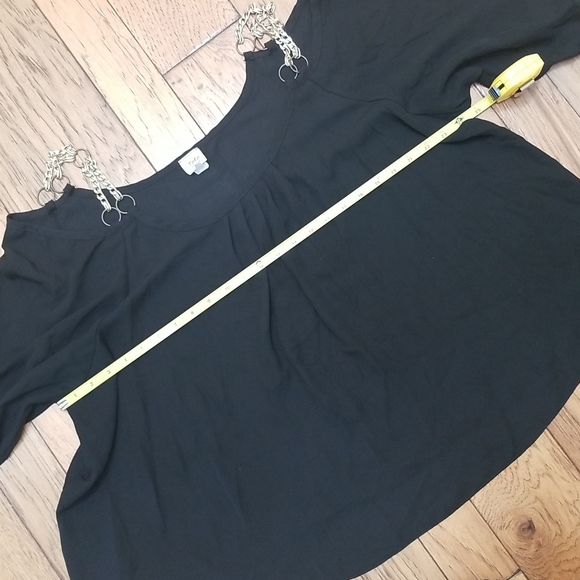 Toto Collection Chain Shoulder Strap Blouse - Picture 2 of 8